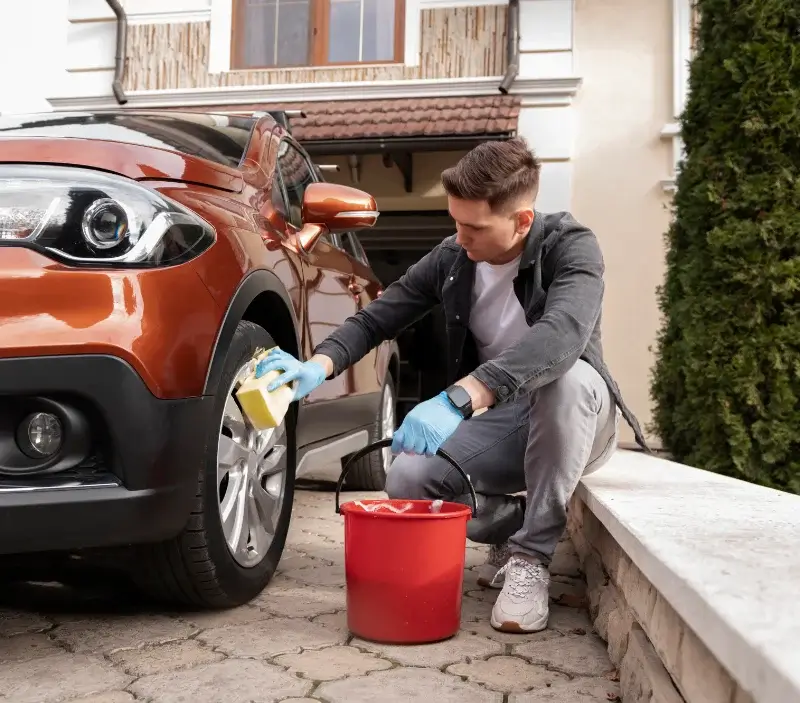 Lavage auto à domicile Roncherolles-sur-le-Vivier : professionnel intervenant sur un véhicule